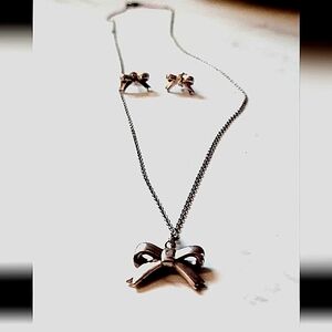 💎 Rhodium Silver Bow Chain and Earing SET.  With small diamonds 💎.